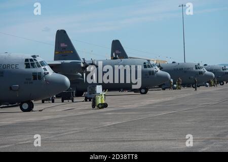 Cinq avions C-130H Hercules de la 103e Escadre de transport aérien se préparent à partir de la base de la Garde nationale aérienne Bradley à East Granby (Connecticut), le 4 octobre 2020. La mission, connue sous le nom de « Max Fly », défie l’unité de voler la quantité maximale d’avions dans sa flotte en une seule mission, et constitue une démonstration complète de la préparation de l’unité et de ses capacités de transport aérien tactique. (É.-U. Photo de la Garde nationale aérienne par le principal Airman Sadie Heges) Banque D'Images