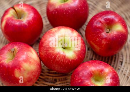 Les pommes fraîches dans un panier Banque D'Images
