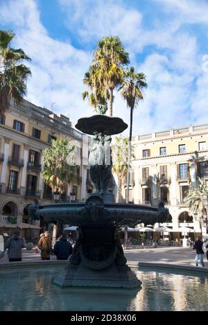 BARCELONE, CATALOGNE / ESPAGNE - 22 JANVIER 2019 : Fontaine de la Plaça Reial, Barcelone, Espagne. Architecte Antoni Rovira i Trias (1876) Banque D'Images