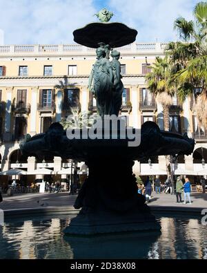 BARCELONE, CATALOGNE / ESPAGNE - 22 JANVIER 2019: Fontaine des trois Grâces à la Plaça Reial, Barcelone, Espagne. Architecte Antoni Rovira i Trias (1876) Banque D'Images