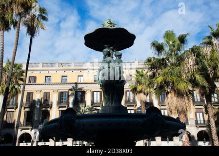 BARCELONE, CATALOGNE / ESPAGNE - 22 JANVIER 2019: Fontaine des trois Grâces à la Plaça Reial, Barcelone, Espagne. Architecte Antoni Rovira i Trias (1876) Banque D'Images