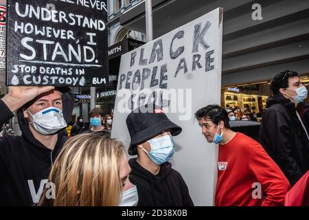6 juin 2020, Melbourne, Australie : des manifestants tiennent des pancartes exprimant leur opinion pendant la manifestation. Des milliers de personnes se sont rassemblées au Parlement victorien pour protester contre la mort de George Floyd en garde à vue à Minneapolis. De nombreux manifestants à Melbourne portaient des masques et utilisaient un désinfectant pour les mains en raison des restrictions de Covid-19. Après des discours au Parlement, les manifestants ont marché paisiblement jusqu'à la gare de Flinders Street, où ils se sont rassemblés à l'intersection alors que la nuit tombait. (Image de crédit : © Diego Fedele/SOPA Images via ZUMA Wire) Banque D'Images