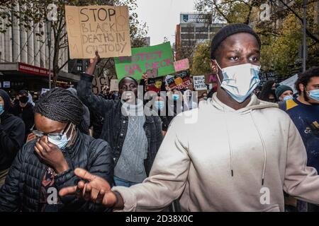 6 juin 2020, Melbourne, Australie : les manifestants défilent en tenant des pancartes pendant la manifestation. Des milliers de personnes se sont rassemblées au Parlement victorien pour protester contre la mort de George Floyd en garde à vue à Minneapolis. De nombreux manifestants à Melbourne portaient des masques et utilisaient un désinfectant pour les mains en raison des restrictions de Covid-19. Après des discours au Parlement, les manifestants ont marché paisiblement jusqu'à la gare de Flinders Street, où ils se sont rassemblés à l'intersection alors que la nuit tombait. (Image de crédit : © Diego Fedele/SOPA Images via ZUMA Wire) Banque D'Images