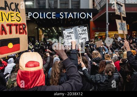 6 juin 2020, Melbourne, Australie : des manifestants se rassemblent devant le poste de police tout en tenant des pancartes pendant la manifestation. Des milliers de personnes se sont rassemblées au Parlement victorien pour protester contre la mort de George Floyd en garde à vue à Minneapolis. De nombreux manifestants à Melbourne portaient des masques et utilisaient un désinfectant pour les mains en raison des restrictions de Covid-19. Après des discours au Parlement, les manifestants ont marché paisiblement jusqu'à la gare de Flinders Street, où ils se sont rassemblés à l'intersection alors que la nuit tombait. (Image de crédit : © Diego Fedele/SOPA Images via ZUMA Wire) Banque D'Images