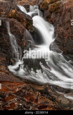 Cascade le long du Watkin Path, Snowdon, Snowdonia, pays de Galles du Nord Banque D'Images