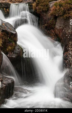 Cascade le long du Watkin Path, Snowdon, Snowdonia, pays de Galles du Nord Banque D'Images