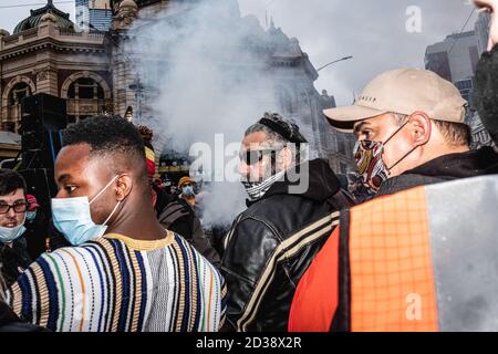 Melbourne, Australie. 6 juin 2020. Les manifestants regardent tout en portant un masque facial pendant la manifestation.des milliers de personnes se sont rassemblées au Parlement victorien pour protester contre la mort de George Floyd en détention à Minneapolis. De nombreux manifestants à Melbourne portaient des masques et utilisaient un désinfectant pour les mains en raison des restrictions de Covid-19. Après des discours au Parlement, les manifestants ont marché paisiblement jusqu'à la gare de Flinders Street, où ils se sont rassemblés à l'intersection alors que la nuit tombait. Crédit : Diego Fedele/SOPA Images/ZUMA Wire/Alamy Live News Banque D'Images