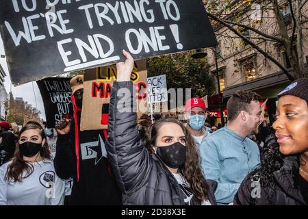 Melbourne, Australie. 6 juin 2020. Un manifestant tient un écriteau exprimant son opinion pendant la manifestation.des milliers de personnes se sont rassemblées au Parlement victorien pour protester contre la mort de George Floyd en garde à vue à Minneapolis. De nombreux manifestants à Melbourne portaient des masques et utilisaient un désinfectant pour les mains en raison des restrictions de Covid-19. Après des discours au Parlement, les manifestants ont marché paisiblement jusqu'à la gare de Flinders Street, où ils se sont rassemblés à l'intersection alors que la nuit tombait. Crédit : Diego Fedele/SOPA Images/ZUMA Wire/Alamy Live News Banque D'Images