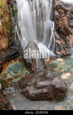 Cascade le long du Watkin Path, Snowdon, Snowdonia, pays de Galles du Nord Banque D'Images