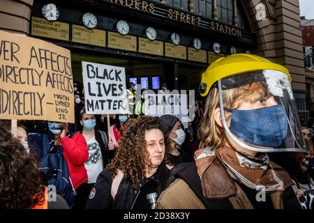 Melbourne, Australie. 6 juin 2020. Des manifestants tiennent des pancartes exprimant leur opinion pendant la manifestation.des milliers de personnes se sont rassemblées au Parlement victorien pour protester contre la mort de George Floyd en garde à vue à Minneapolis. De nombreux manifestants à Melbourne portaient des masques et utilisaient un désinfectant pour les mains en raison des restrictions de Covid-19. Après des discours au Parlement, les manifestants ont marché paisiblement jusqu'à la gare de Flinders Street, où ils se sont rassemblés à l'intersection alors que la nuit tombait. Crédit : Diego Fedele/SOPA Images/ZUMA Wire/Alamy Live News Banque D'Images
