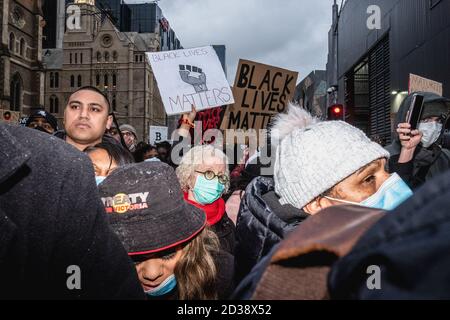 Melbourne, Australie. 6 juin 2020. Des manifestants tiennent des pancartes exprimant leur opinion pendant la manifestation.des milliers de personnes se sont rassemblées au Parlement victorien pour protester contre la mort de George Floyd en garde à vue à Minneapolis. De nombreux manifestants à Melbourne portaient des masques et utilisaient un désinfectant pour les mains en raison des restrictions de Covid-19. Après des discours au Parlement, les manifestants ont marché paisiblement jusqu'à la gare de Flinders Street, où ils se sont rassemblés à l'intersection alors que la nuit tombait. Crédit : Diego Fedele/SOPA Images/ZUMA Wire/Alamy Live News Banque D'Images