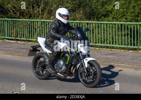 2017 blanc Kawasaki ER 650 HHF Motorbike rider; deux roues de transport, motos, véhicule, routes, motos, motocyclistes motards moto à Chorley, Royaume-Uni Banque D'Images