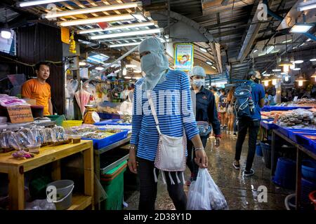 Masque facial COVID-19 ; personnes portant un masque facial coronavirus pendant leurs achats sur un marché alimentaire thaïlandais. Asie du Sud-est Banque D'Images