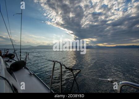 Voilier voyageant à Saronic gulf, Grèce Banque D'Images