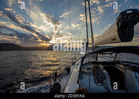 Un garçon sur un voilier qui voyage dans le golfe Saronique, Grèce Banque D'Images