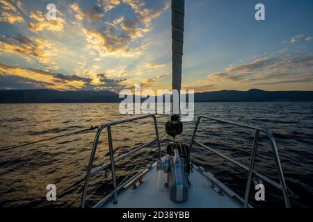 Voilier voyageant à Saronic gulf, Grèce Banque D'Images