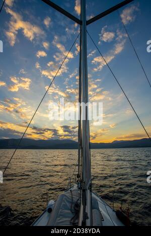 Voilier voyageant à Saronic gulf, Grèce Banque D'Images