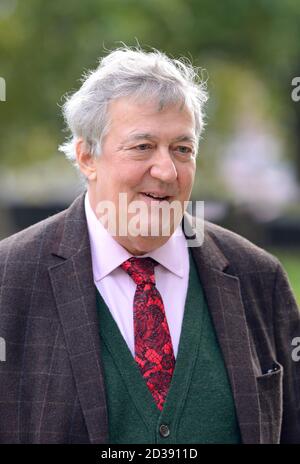 Stephen Fry - acteur, comédien et écrivain - à Westminster après avoir filmé une interview. Octobre 2020 Banque D'Images