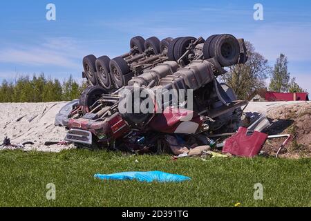 15 mai 2020, Inciems, Lettonie: Accident de voiture en raison de pneus endommagés, le camion a pris la route et a roulé sur le toit, et le conducteur de camion est mort dessus Banque D'Images