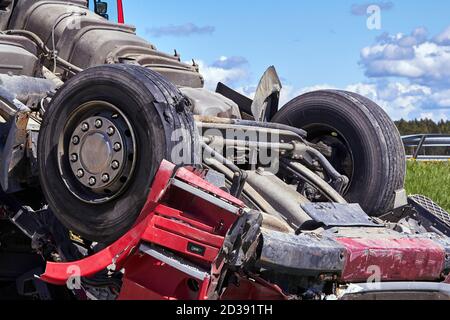 15 mai 2020, Inciems, Lettonie: Accident de voiture en raison de pneus endommagés, le camion a pris la route et a roulé sur le toit, et le conducteur de camion est mort dessus Banque D'Images