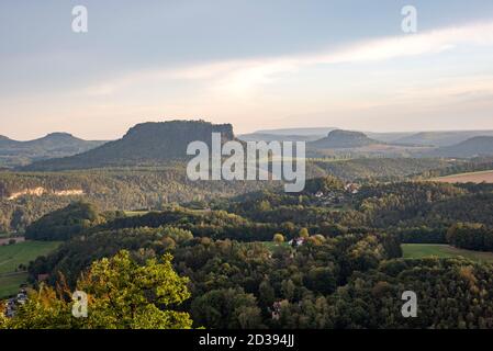 Bastei, Allemagne. 03ème octobre 2020. Au-dessus de la vallée de l'Elbe, le « roi » des montagnes de la table dans les montagnes de grès de l'Elbe, le Lilienstein, se rend. A droite se trouve le Pfaffenstein, à gauche le Gohrisch. Credit: Stephan Schulz/dpa-Zentralbild/ZB/dpa/Alay Live News Banque D'Images