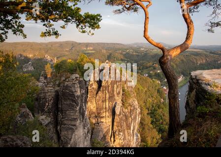 Bastei, Allemagne. 03ème octobre 2020. Vue depuis le rocher de Bastei jusqu'au centre de santé de Rathen. Credit: Stephan Schulz/dpa-Zentralbild/ZB/dpa/Alay Live News Banque D'Images