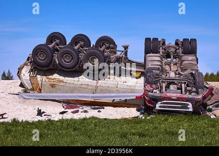 15 mai 2020, Inciems, Lettonie: Accident de voiture en raison de pneus endommagés, le camion a pris la route et a roulé sur le toit, et le conducteur de camion est mort dessus Banque D'Images