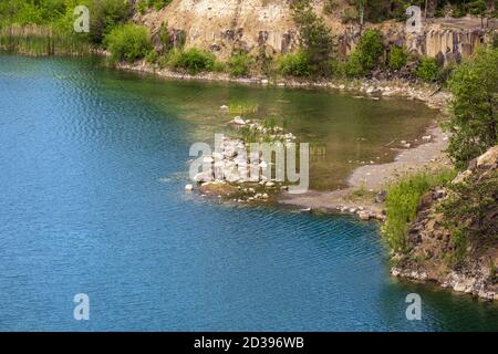 Été Basalt piliers Réserve géologique et lac Basaltove, district de Kostopil de la région de Rivne, Ukraine. Banque D'Images