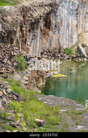 Été Basalt piliers Réserve géologique et lac Basaltove, district de Kostopil de la région de Rivne, Ukraine. Banque D'Images