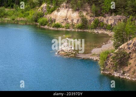 Été Basalt piliers Réserve géologique et lac Basaltove, district de Kostopil de la région de Rivne, Ukraine. Banque D'Images