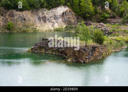 Été Basalt piliers Réserve géologique et lac Basaltove, district de Kostopil de la région de Rivne, Ukraine. Banque D'Images