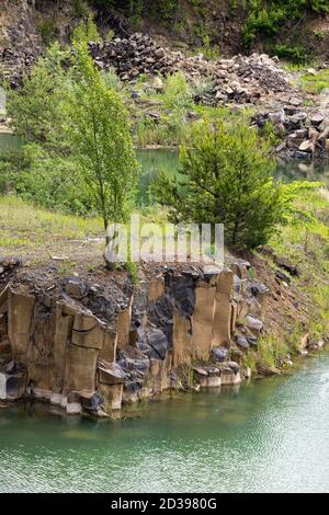 Été Basalt piliers Réserve géologique et lac Basaltove, district de Kostopil de la région de Rivne, Ukraine. Banque D'Images