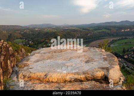 Bastei, Allemagne. 03ème octobre 2020. Vue depuis le rocher de Bastei jusqu'au centre de santé de Rathen. Credit: Stephan Schulz/dpa-Zentralbild/ZB/dpa/Alay Live News Banque D'Images