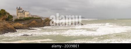 Biarritz en France, panorama sur la côte, avec la villa Belza Banque D'Images