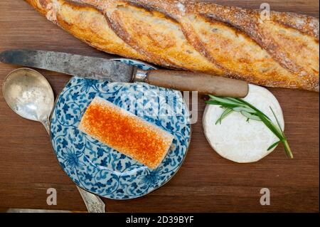 Fromage français et baguette fraîche sur un coupe-bois Banque D'Images