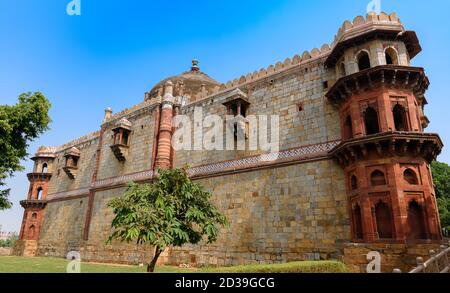 Le côté arrière de la mosquée Qila-i-Kuna à dôme unique, construite par Sher Shah en 1541, est un excellent exemple de conception pré-Mughal. Il est situé à l'intérieur Banque D'Images