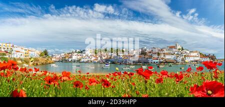 Paysage avec le village de Ferragudo en Algarve, Portugal Banque D'Images