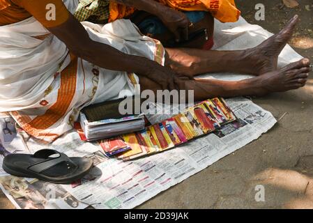 Femme indienne fortune Teller assis sur le sol avec des cartes tarot étalées. Populaire temple hindou festivals de Kerala. Pooram Banque D'Images