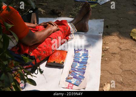 Femme indienne fortune Teller assis sur le sol avec des cartes tarot étalées. Populaire temple hindou festivals de Kerala. Pooram Banque D'Images