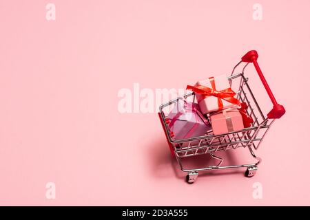 vue en grand angle du panier à jouets avec cadeaux sur le concept du vendredi rose et noir Banque D'Images