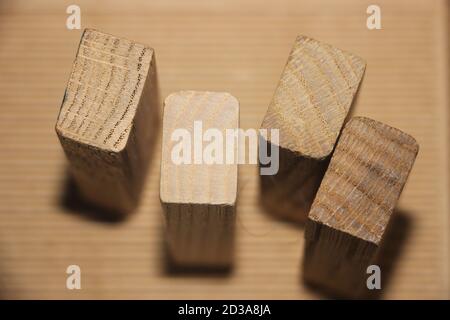 quatre cubes de bois, debout sur fond de papier d'emballage Banque D'Images