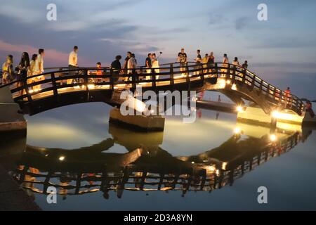 Personnes sur un pont à Lefkada, Grèce pendant la nuit. Banque D'Images