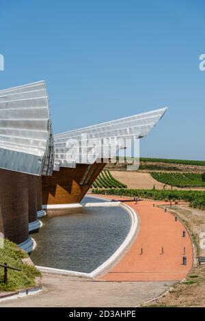 LaGuardia, Espagne - 6 août 2020 : vignoble Ysios à Alava, pays basque. Le bâtiment futuriste a été conçu par le célèbre architecte Santiago Calatrava Banque D'Images