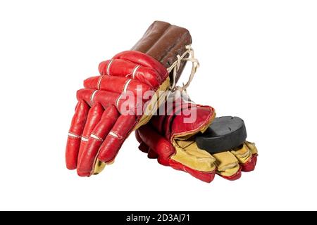 Vieux gants de hockey rouge pour gardien de but. Isolé sur fond blanc Banque D'Images