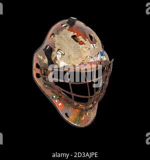 vieux casque de hockey sous fond noir Banque D'Images