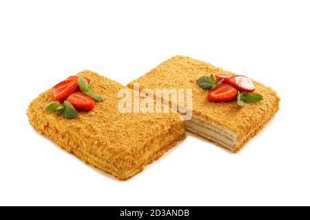 Grande pâtisserie feuilletée décorée de fraises isolées sur un fond blanc. Couper en deux. Gros plan Banque D'Images