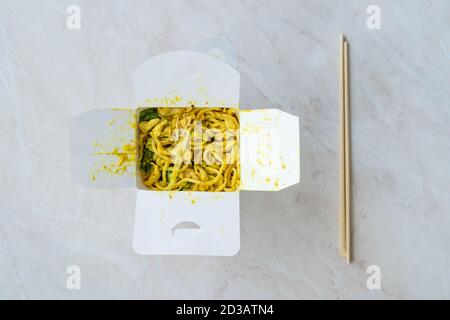 Emporter Satay Noodle avec sauce au curry, beurre de curry et beurre d'arachide dans un emballage/conteneur en plastique. Prêt à livrer. Banque D'Images