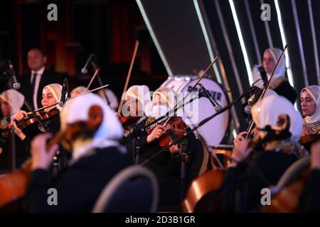 (201008) -- LE CAIRE, le 8 octobre 2020 (Xinhua) -- des musiciens de sexe féminin malvoyants se produisent à la veille de la Journée mondiale de la vue à l'Opéra du Caire, en Égypte, le 7 octobre 2020. La Journée mondiale de la vue, qui a lieu chaque année le deuxième jeudi d'octobre, vise à concentrer l'attention mondiale sur la déficience visuelle et la cécité. (Xinhua/Ahmed Gomaa) Banque D'Images