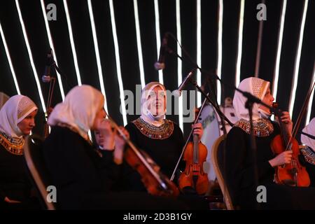 (201008) -- LE CAIRE, le 8 octobre 2020 (Xinhua) -- des musiciens de sexe féminin malvoyants se produisent à la veille de la Journée mondiale de la vue à l'Opéra du Caire, en Égypte, le 7 octobre 2020. La Journée mondiale de la vue, qui a lieu chaque année le deuxième jeudi d'octobre, vise à concentrer l'attention mondiale sur la déficience visuelle et la cécité. (Xinhua/Ahmed Gomaa) Banque D'Images