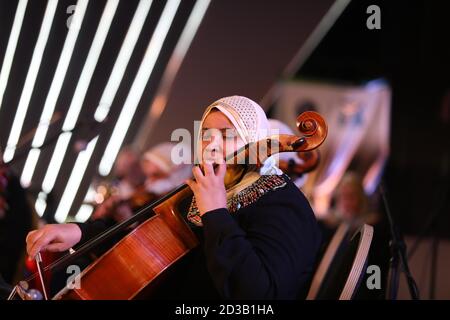 (201008) -- LE CAIRE, le 8 octobre 2020 (Xinhua) -- des musiciens de sexe féminin malvoyants se produisent à la veille de la Journée mondiale de la vue à l'Opéra du Caire, en Égypte, le 7 octobre 2020. La Journée mondiale de la vue, qui a lieu chaque année le deuxième jeudi d'octobre, vise à concentrer l'attention mondiale sur la déficience visuelle et la cécité. (Xinhua/Ahmed Gomaa) Banque D'Images